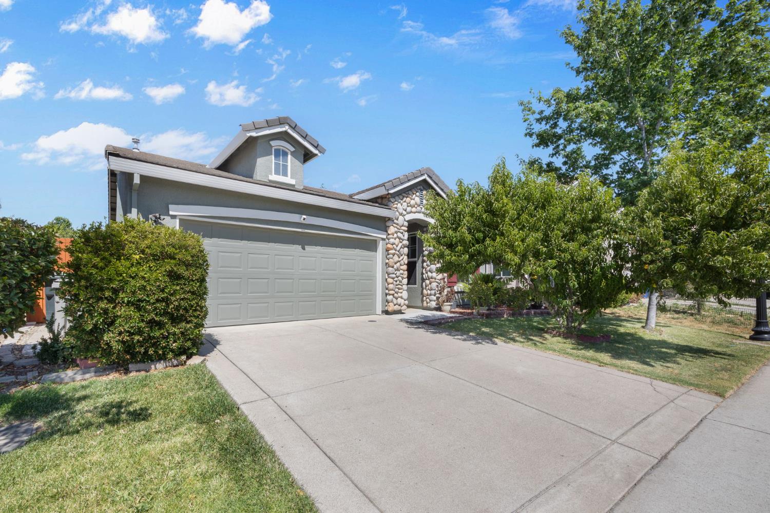3097 Tintorera Way