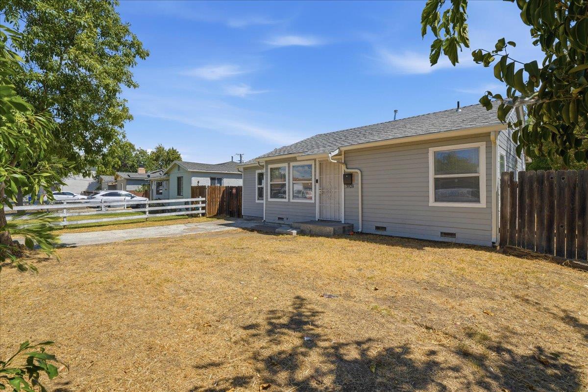 3928 Elm