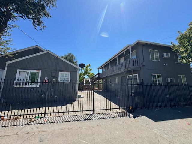 796 Lampasas Avenue