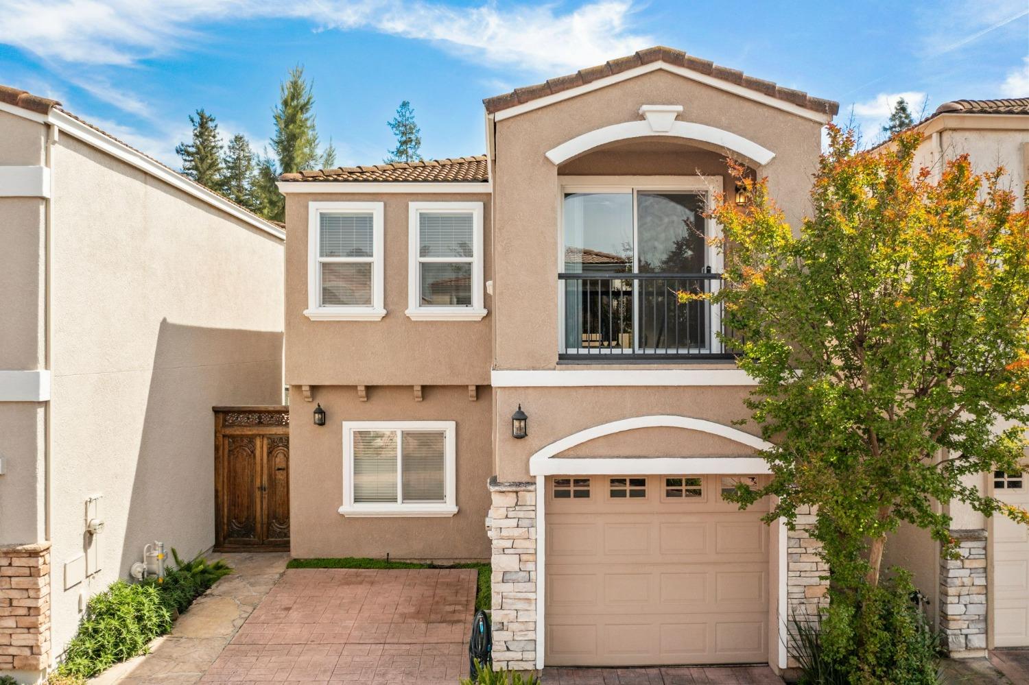 2738 Via Villaggio