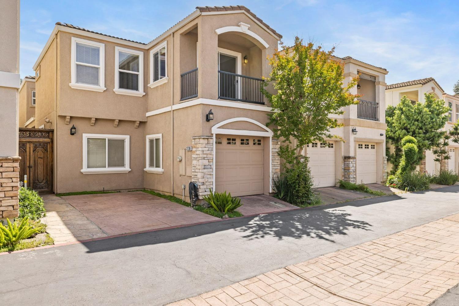 2738 Via Villaggio