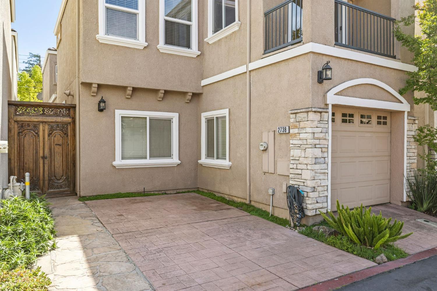 2738 Via Villaggio