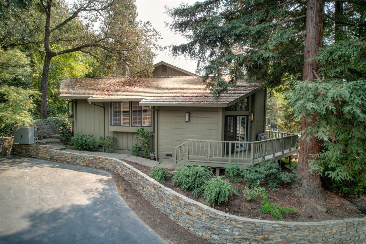 24 Quail Point Place