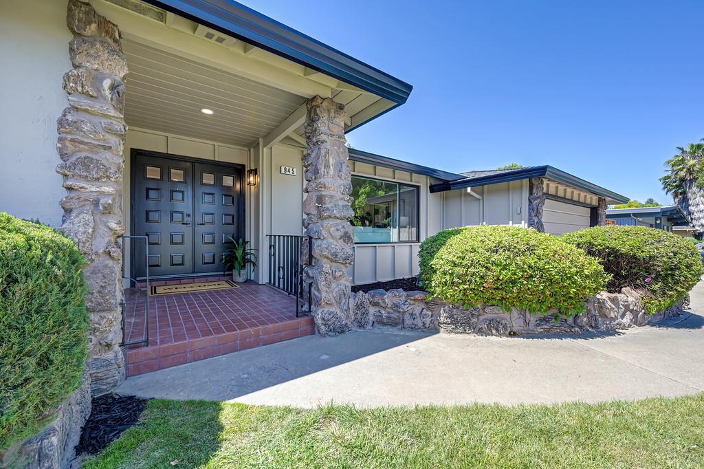 945 Trestle Glen Way