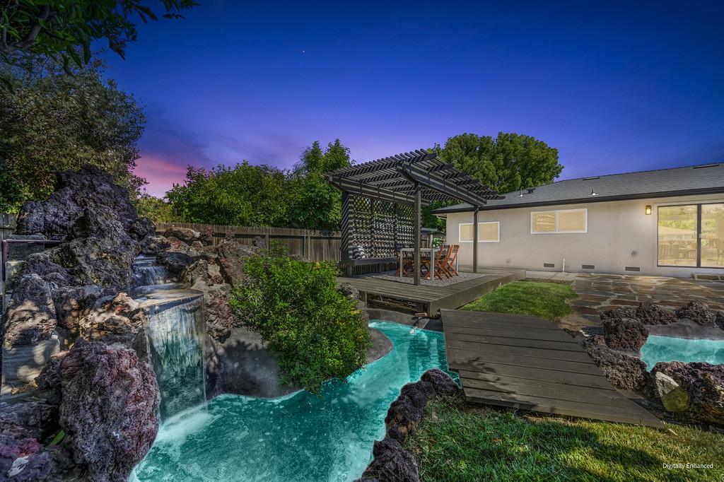 945 Trestle Glen Way