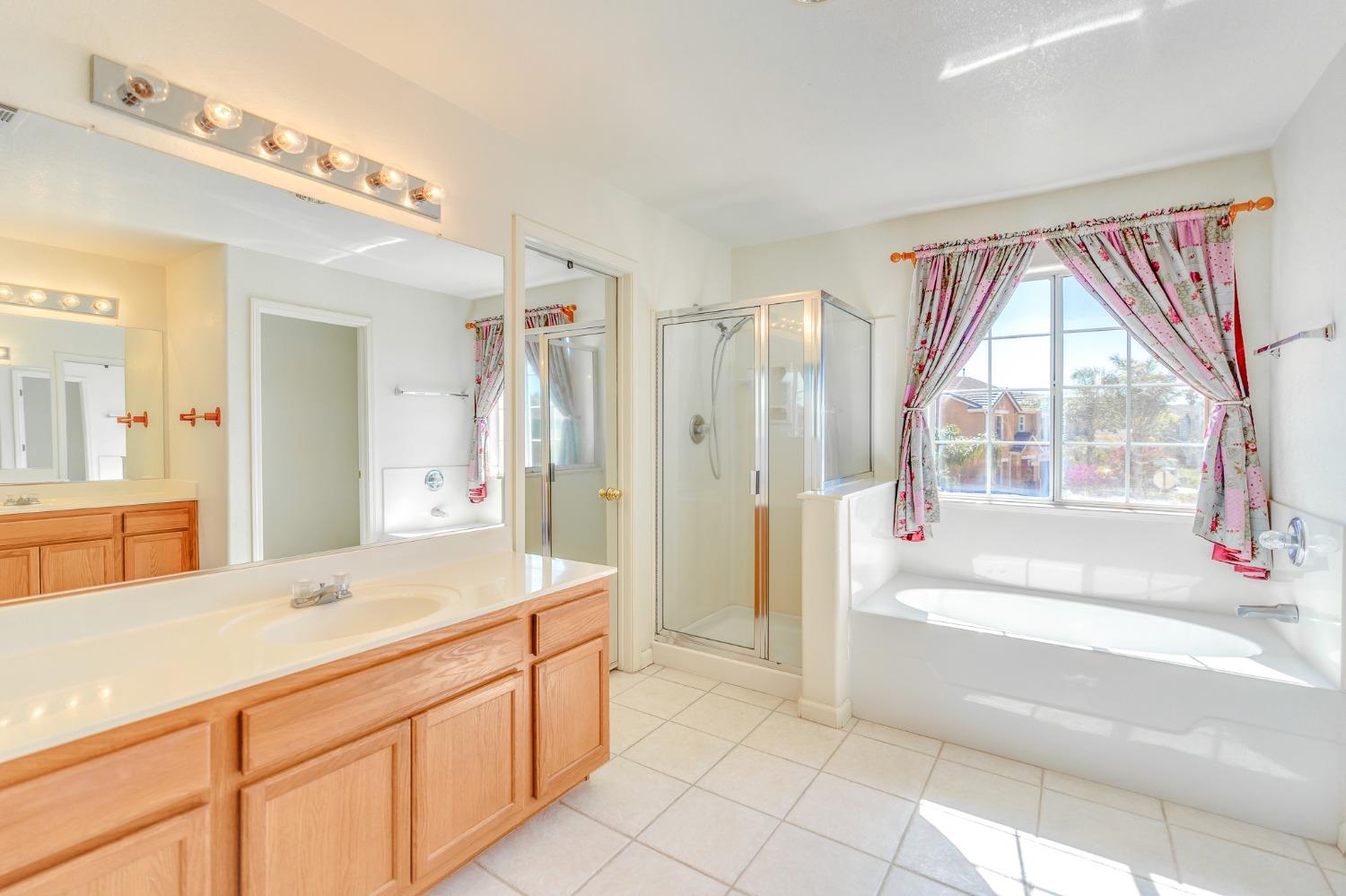 Los Banos, California 93635, United States, 4 Bedrooms Bedrooms, ,3 BathroomsBathrooms,Residential,Active,62389