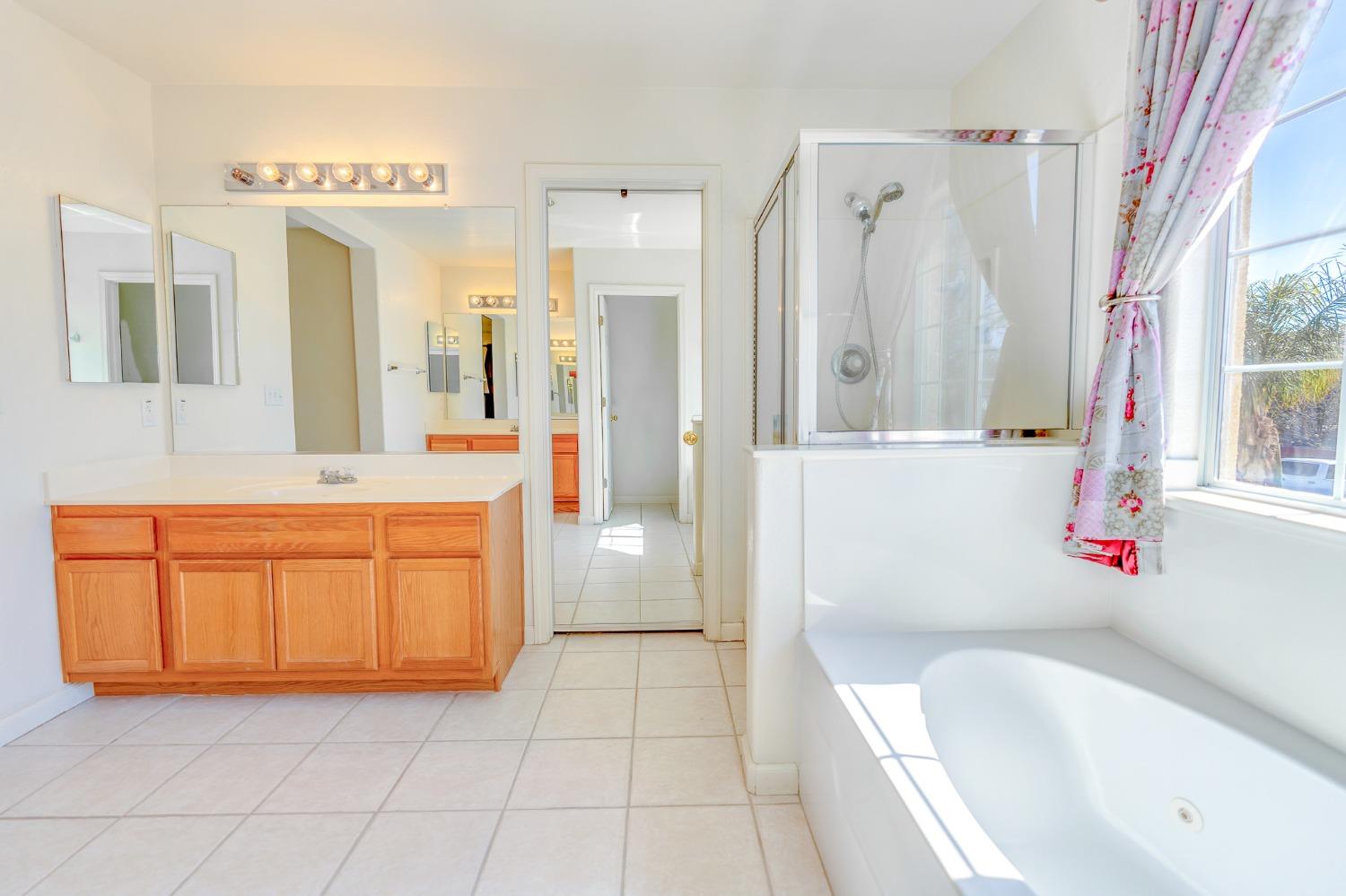 Los Banos, California 93635, United States, 4 Bedrooms Bedrooms, ,3 BathroomsBathrooms,Residential,Active,62389