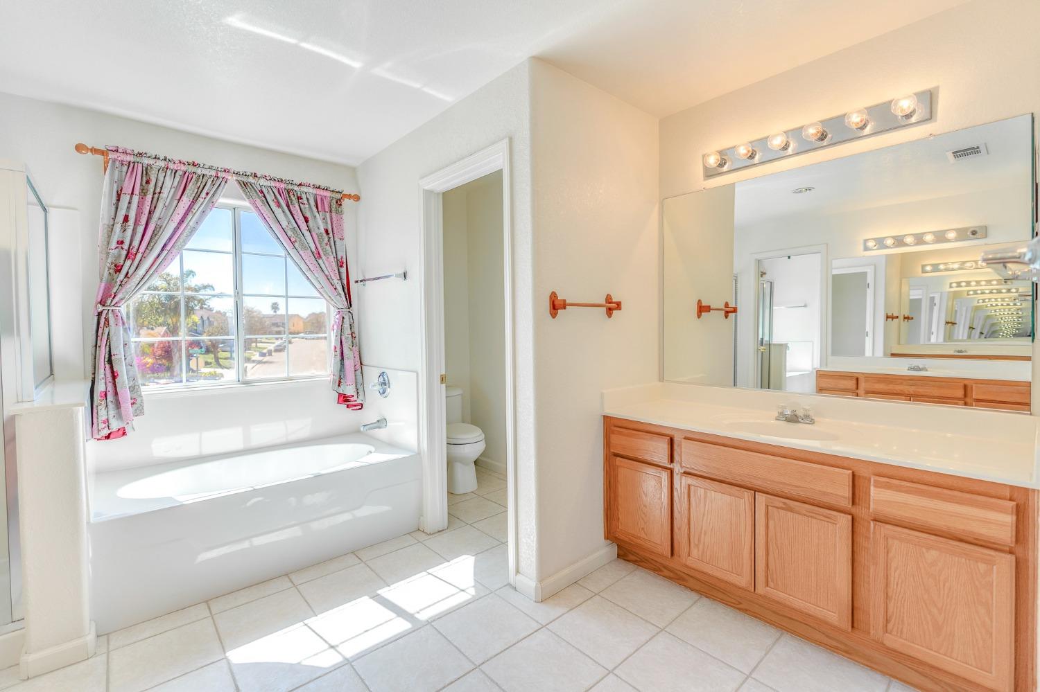 Los Banos, California 93635, United States, 4 Bedrooms Bedrooms, ,3 BathroomsBathrooms,Residential,Active,62389