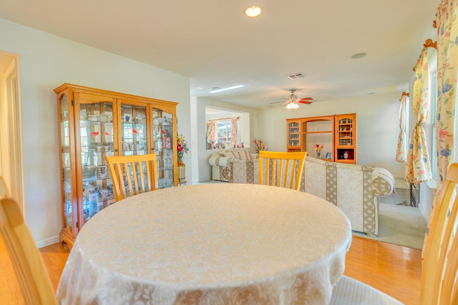 Los Banos, California 93635, United States, 4 Bedrooms Bedrooms, ,3 BathroomsBathrooms,Residential,Active,62389