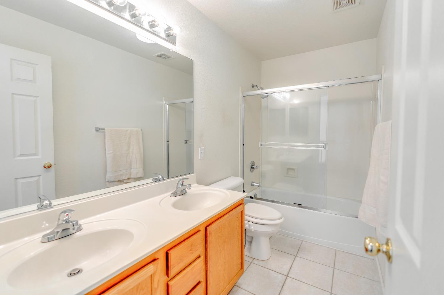 Los Banos, California 93635, United States, 4 Bedrooms Bedrooms, ,3 BathroomsBathrooms,Residential,Active,62389