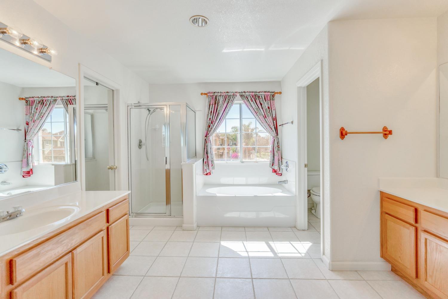 Los Banos, California 93635, United States, 4 Bedrooms Bedrooms, ,3 BathroomsBathrooms,Residential,Active,62389