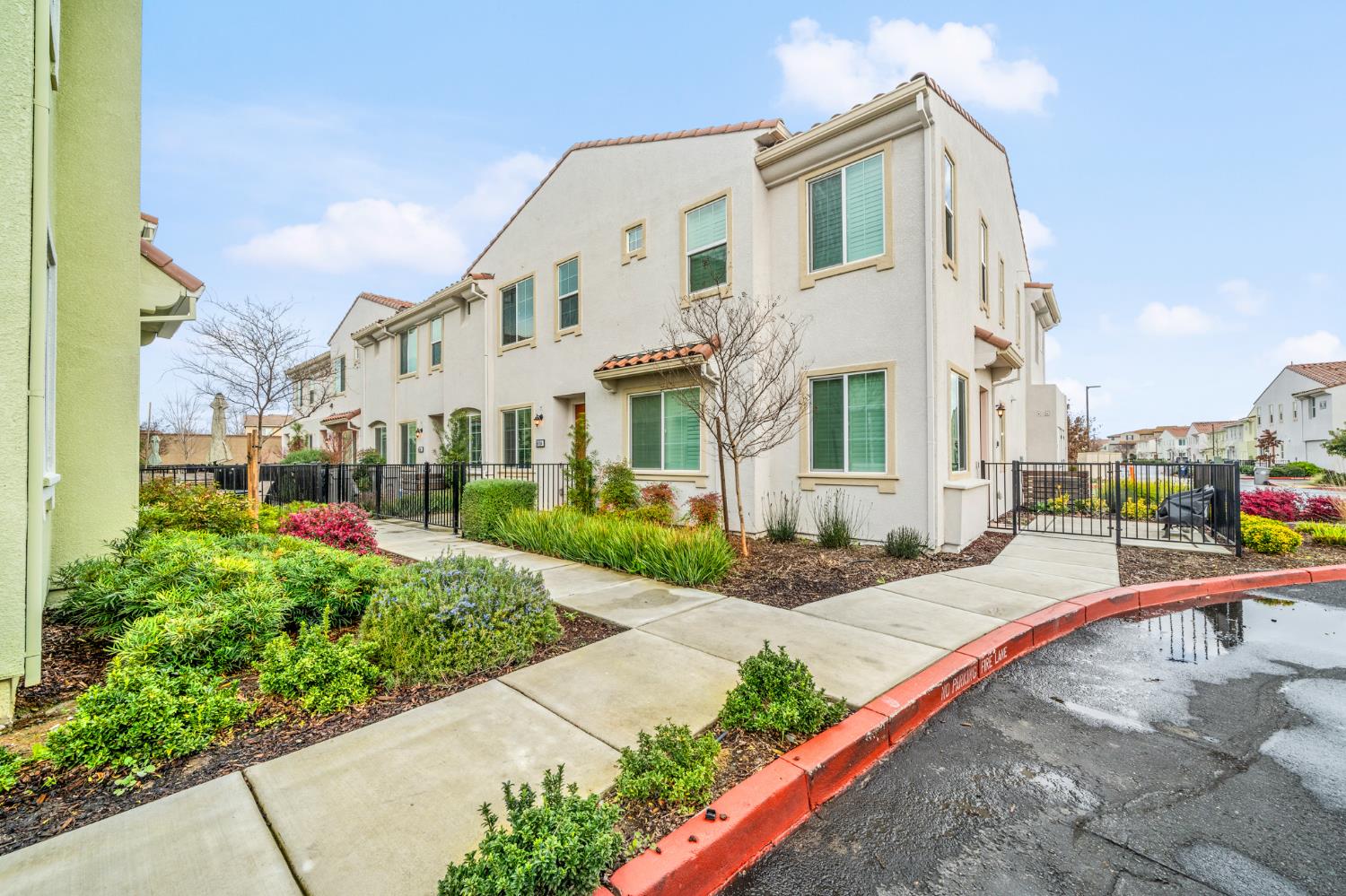 5301 E Commerce Way 58104