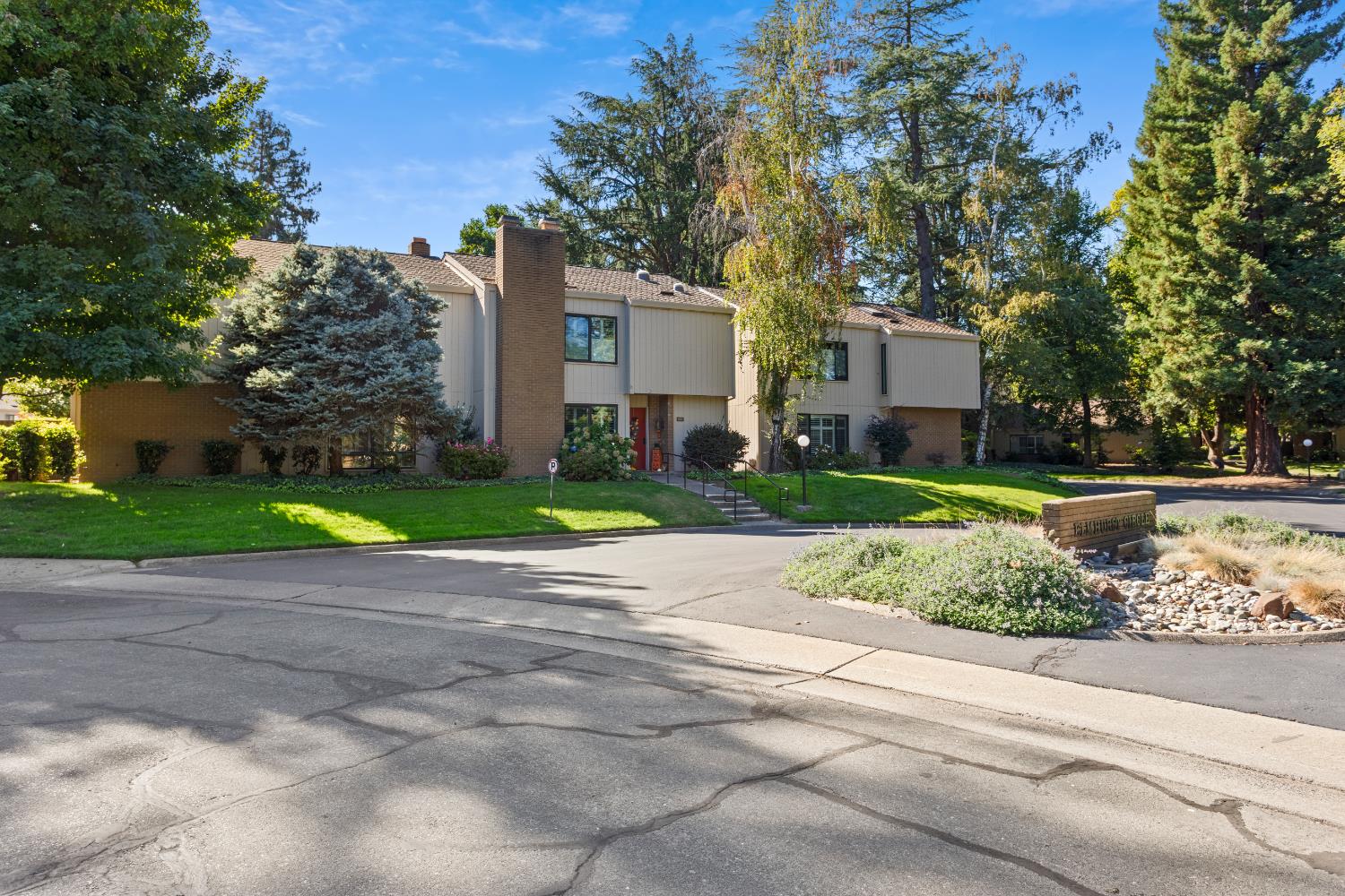 816 Elmhurst Circle