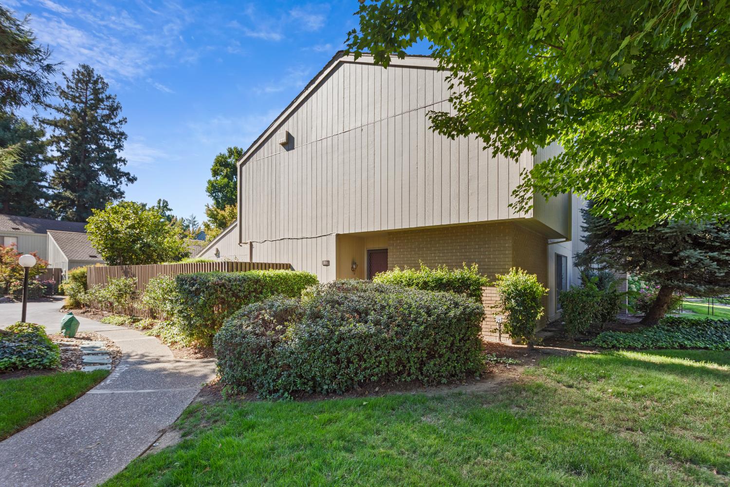 816 Elmhurst Circle