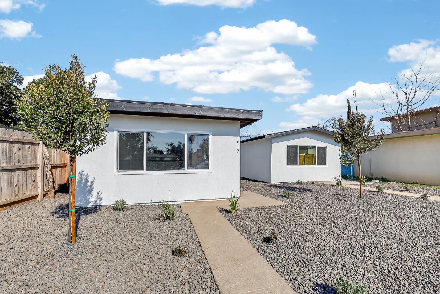 1013 W Santa Fe Avenue