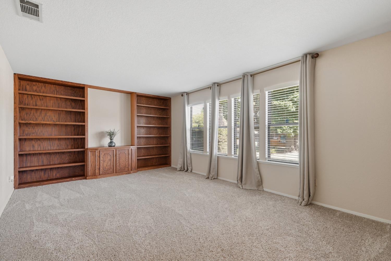 2870 Smoke Tree Cir Circle