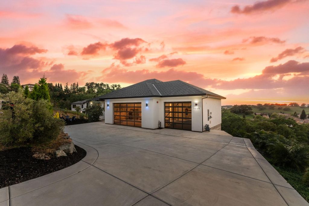 Photo of 1050 Via Treviso, El Dorado Hills, CA 95762 (MLS # 226032705)