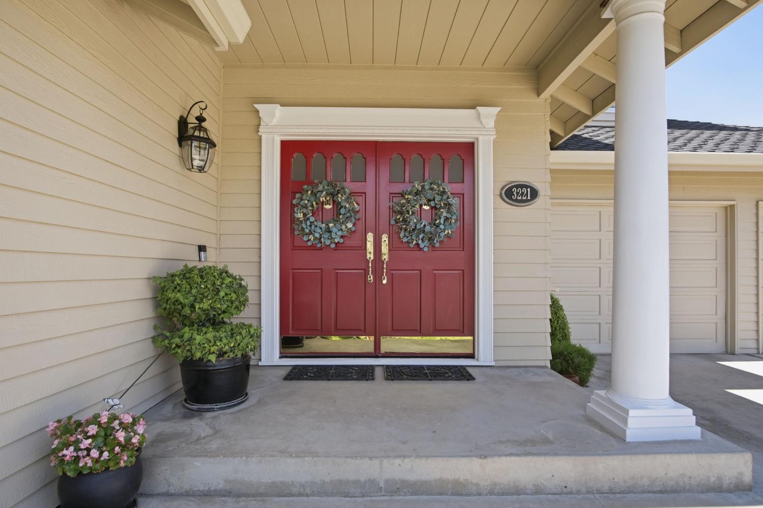 3221 Lakeshore Court