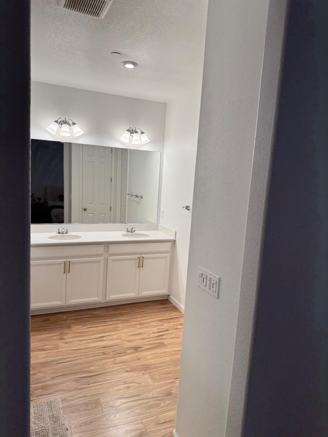 Olivehurst, California 95961, United States, 4 Bedrooms Bedrooms, ,2 BathroomsBathrooms,Residential,Active,161171