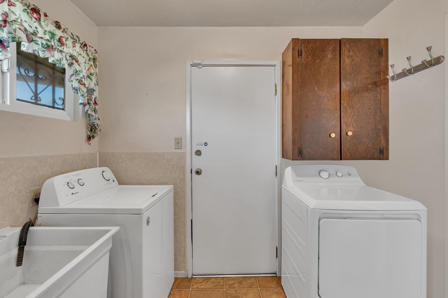 Dos Palos, California 93620, United States, 3 Bedrooms Bedrooms, ,2 BathroomsBathrooms,Residential,Active,229326