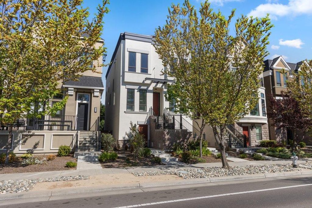 Photo of 3329 Crocker Drive, Sacramento, CA 95818 (MLS # 226032853)