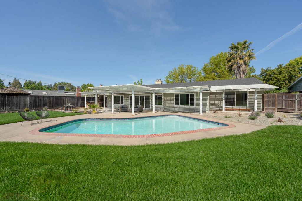 Photo of 3210 Fieldcrest Drive, Sacramento, CA 95821 (MLS # 226032599)