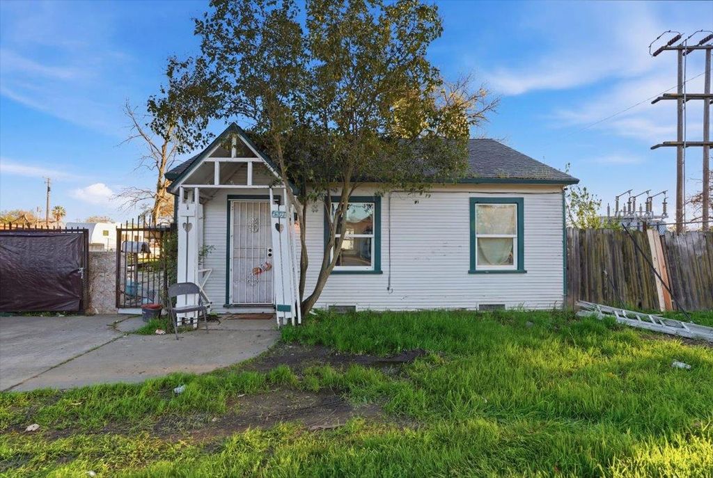 Photo of 2820 Fruitridge Road, Sacramento, CA 95820 (MLS # 226029077)