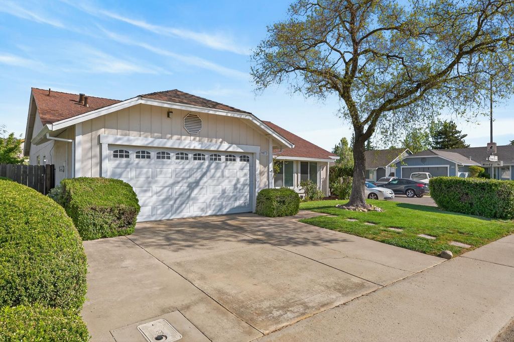 Photo of 9077 Bramble Trail Way, Sacramento, CA 95826 (MLS # 226031181)