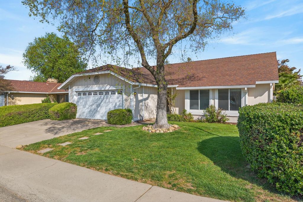 Photo of 9077 Bramble Trail Way, Sacramento, CA 95826 (MLS # 226031181)