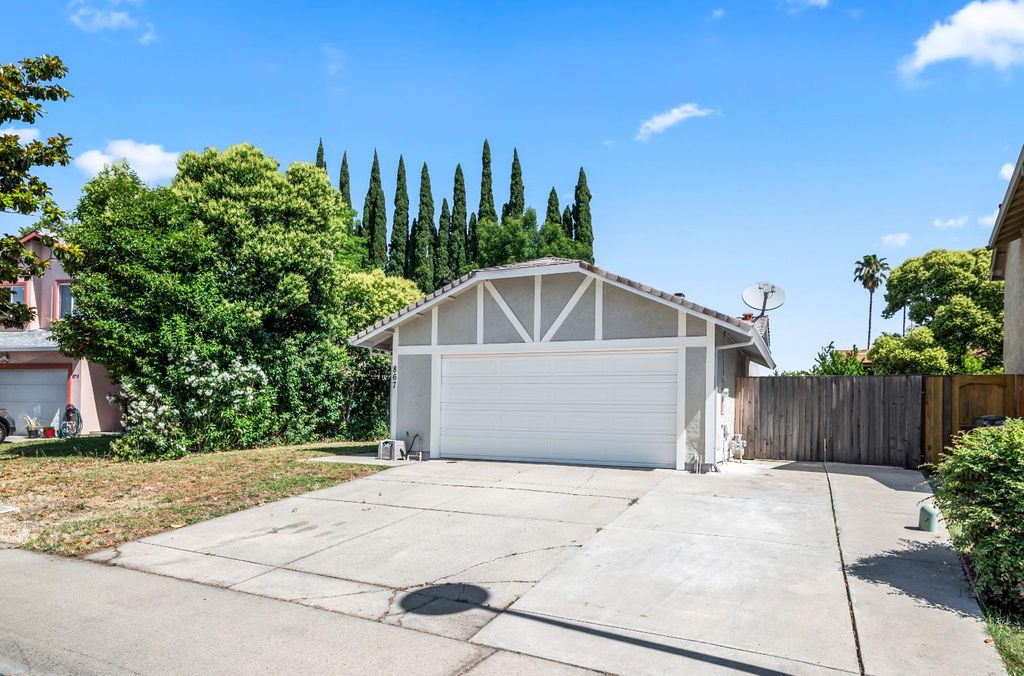 Photo of 867 Brierglen Way, Sacramento, CA 95834 (MLS # 226035400)