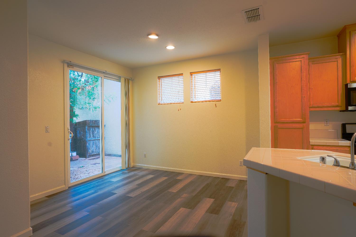 Sacramento, California 95835, United States, 3 Bedrooms Bedrooms, ,3 BathroomsBathrooms,Residential,Pending,233074