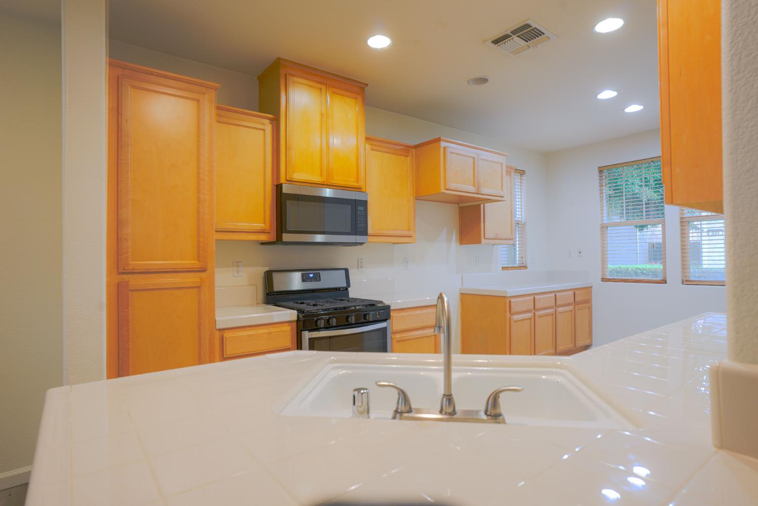 Sacramento, California 95835, United States, 3 Bedrooms Bedrooms, ,3 BathroomsBathrooms,Residential,Pending,233074