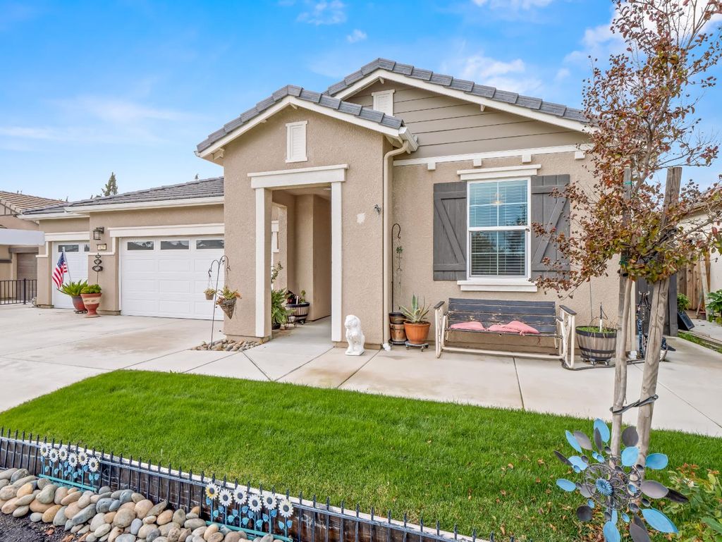 Photo of 425 Karen Avenue, Kerman, CA 93630 (MLS # 225146864)