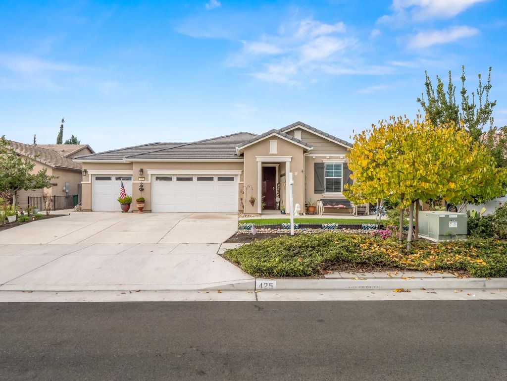 Photo of 425 Karen Avenue, Kerman, CA 93630 (MLS # 225146864)