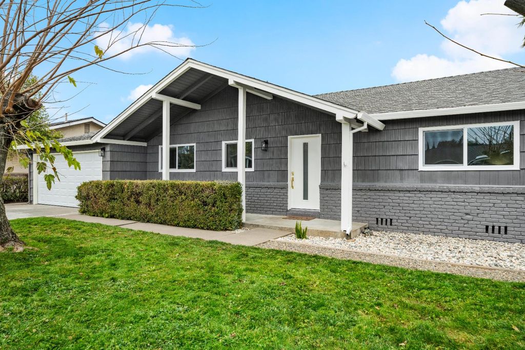 Photo of 4905 Heatherdale Ln, Carmichael, CA 95608 (MLS # 226006643)