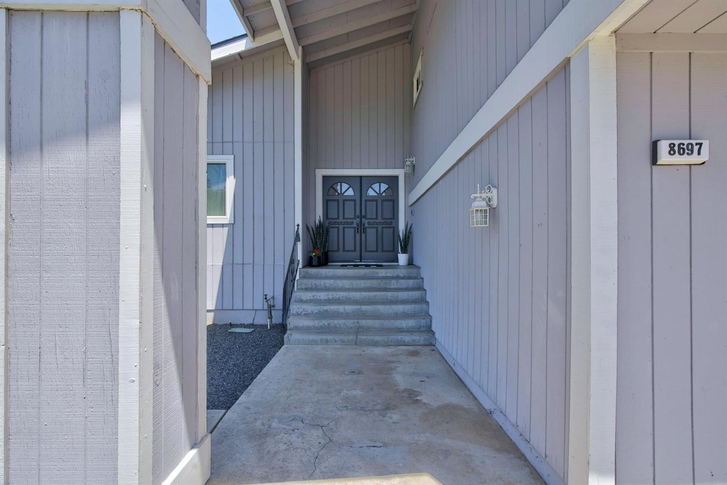 8697 Quail Oak Way