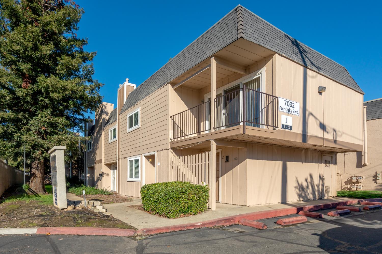 7032 Fair Oaks Boulevard 1