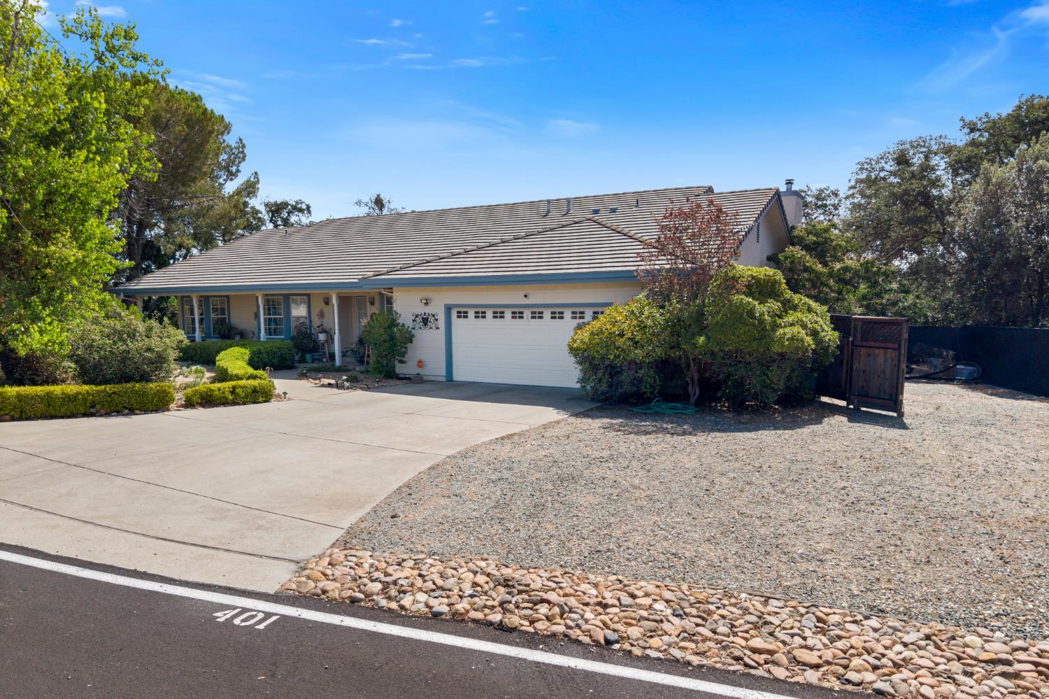 401 Oakridge Court