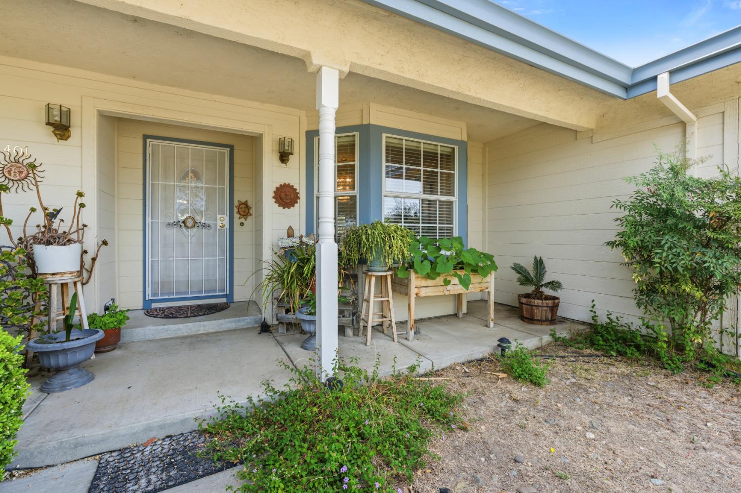 401 Oakridge Court