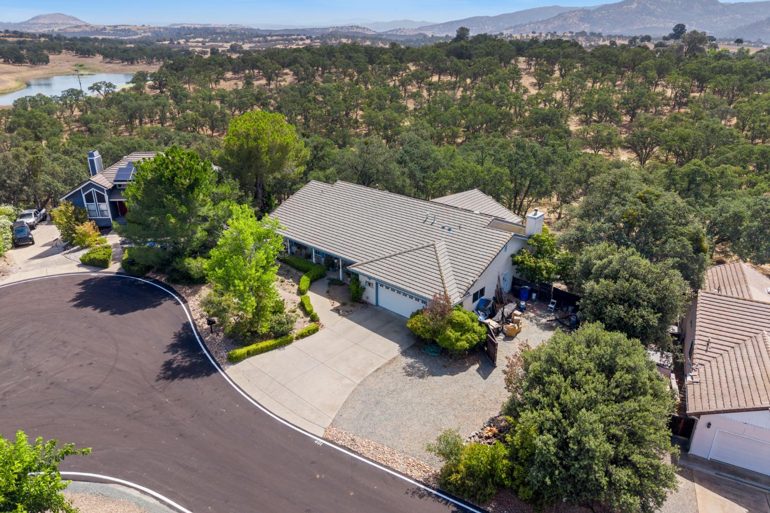 401 Oakridge Court