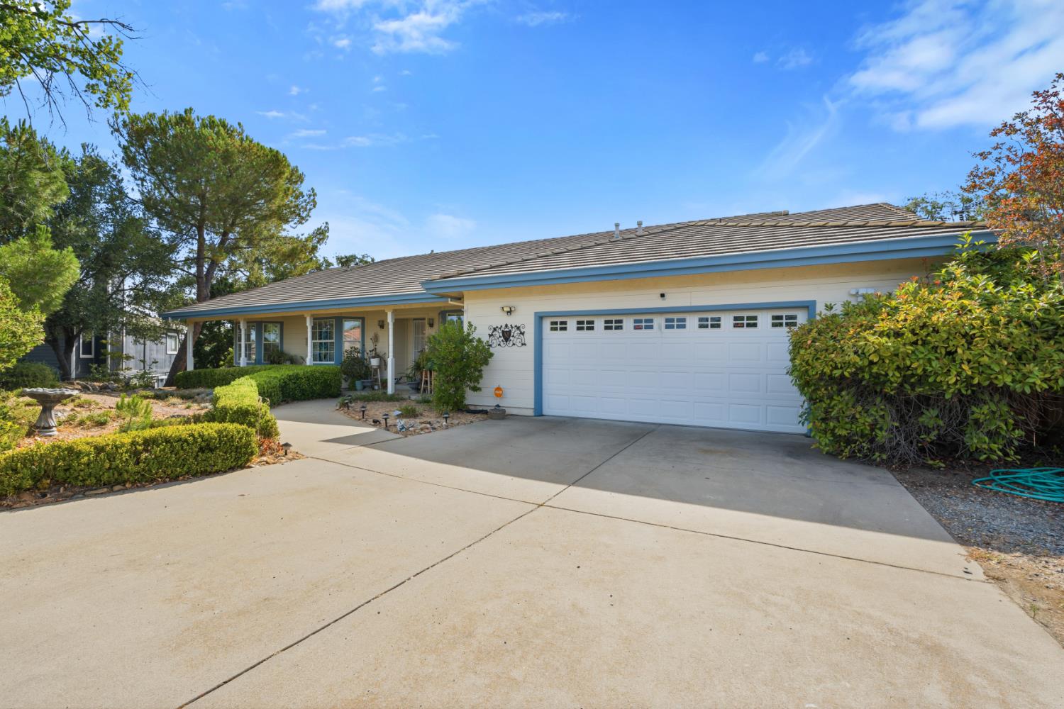401 Oakridge Court