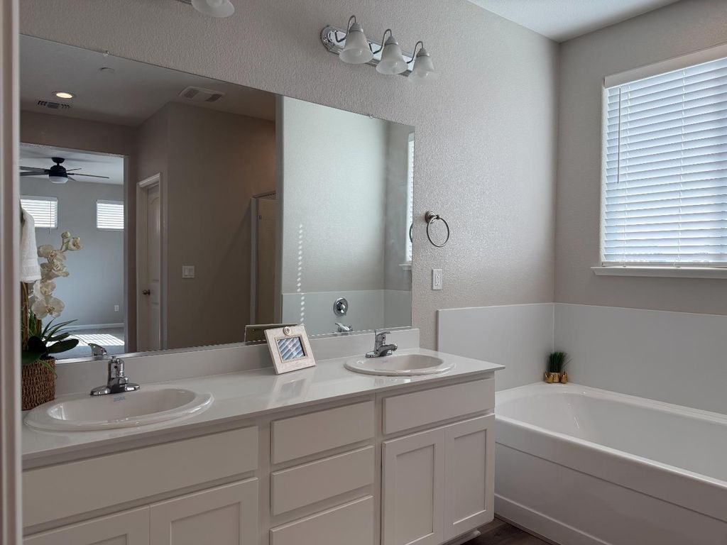 Photo of 826 courtney Ct, Merced, CA 95348 (MLS # 226012636)