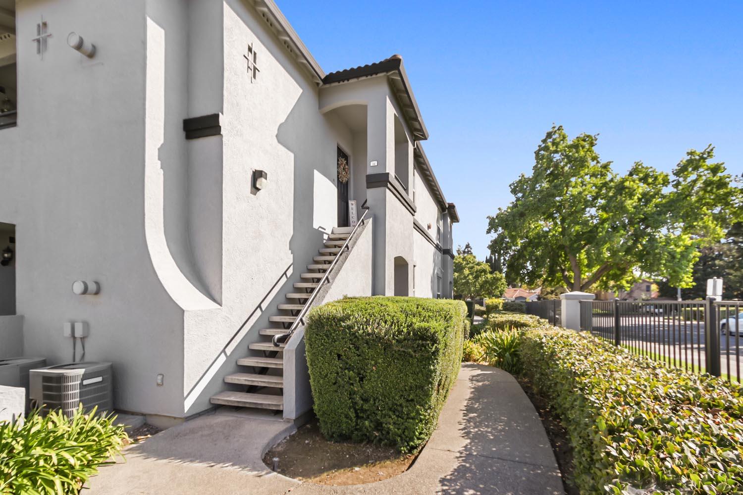 5201 Laguna Oaks Drive 13