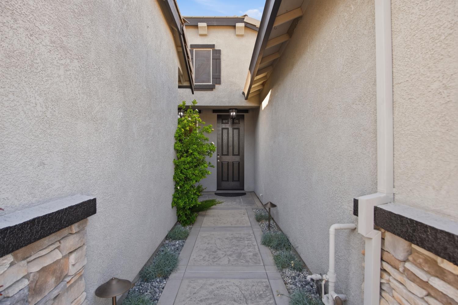 655 Mono Street