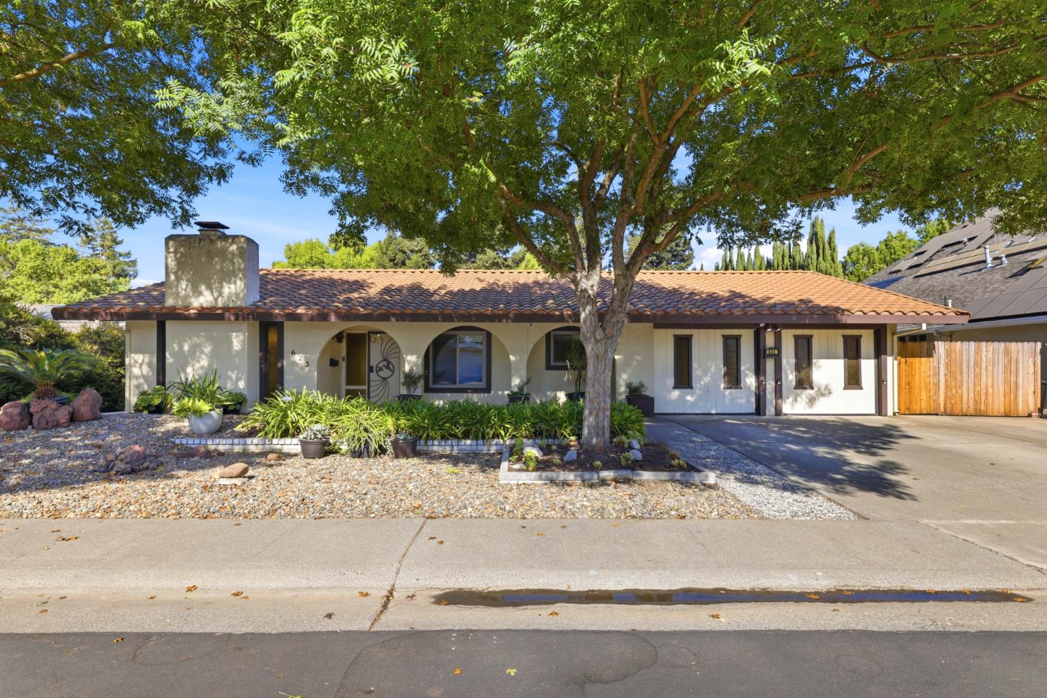 625 Estrella Place