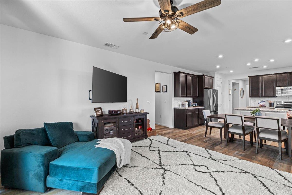 Lathrop, California 95330, United States, 3 Bedrooms Bedrooms, ,2 BathroomsBathrooms,Residential,Active,195623