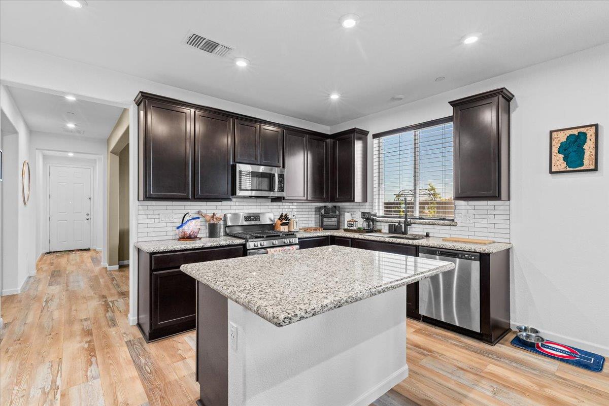 Lathrop, California 95330, United States, 3 Bedrooms Bedrooms, ,2 BathroomsBathrooms,Residential,Active,195623