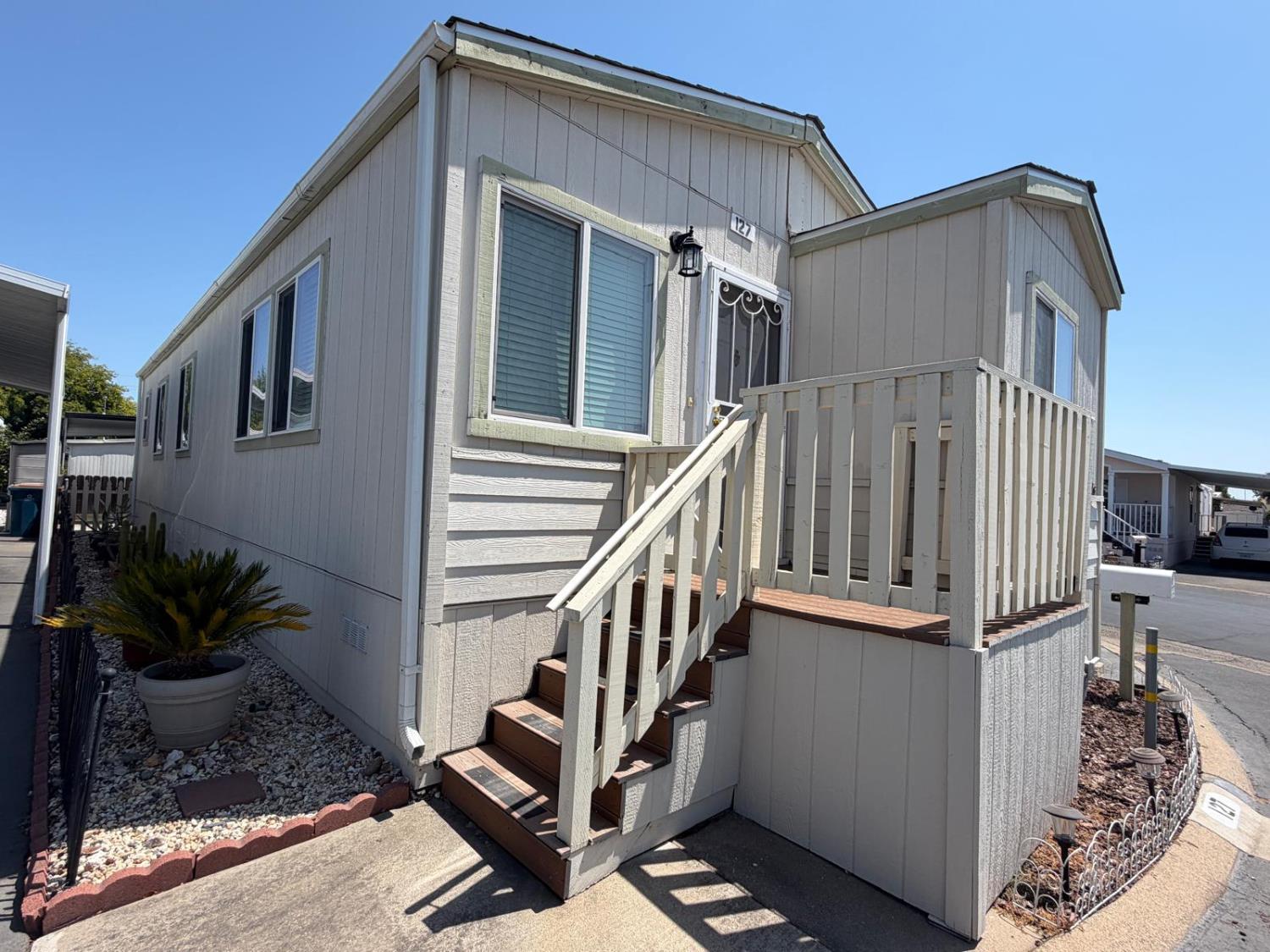 127 Royalwood Ln