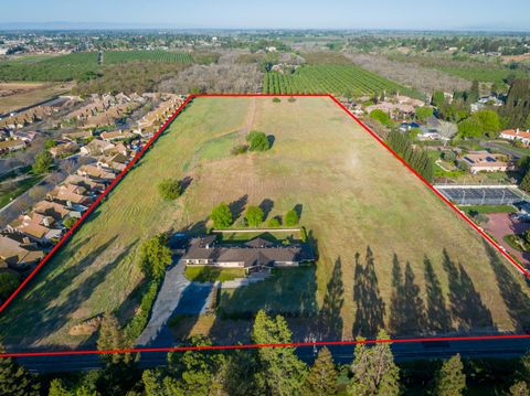 624 N Stearns Road Oakdale CA 95361