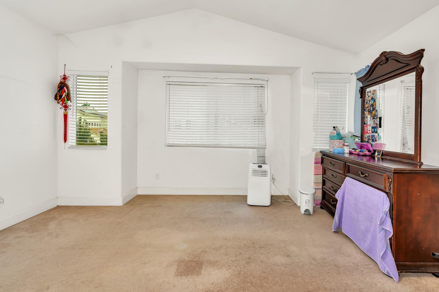 Chowchilla, California 93610, United States, 5 Bedrooms Bedrooms, ,3 BathroomsBathrooms,Residential,Active,235416